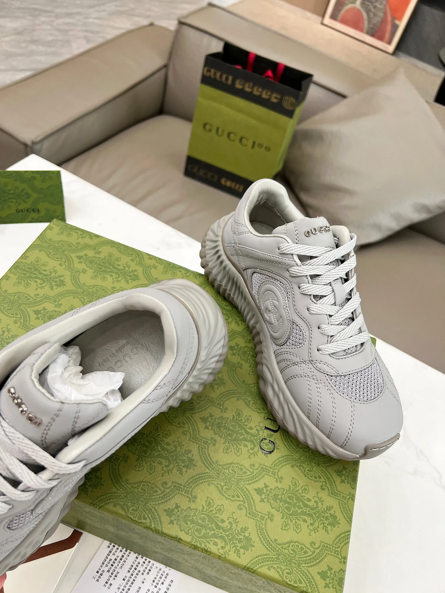 Men's men's shoes 💰780 Top version 🔝Original purchase and development [Love] This new sneaker adopts a thick-soled design, with stitched sheepskin upper and breathable mesh. Show full sense of technology. The 3D effect interlocking double G leather patch and Gucci letter metal accessories, two brand logo details, inject a dazzling texture into the overall design. The details are more substantial! ...